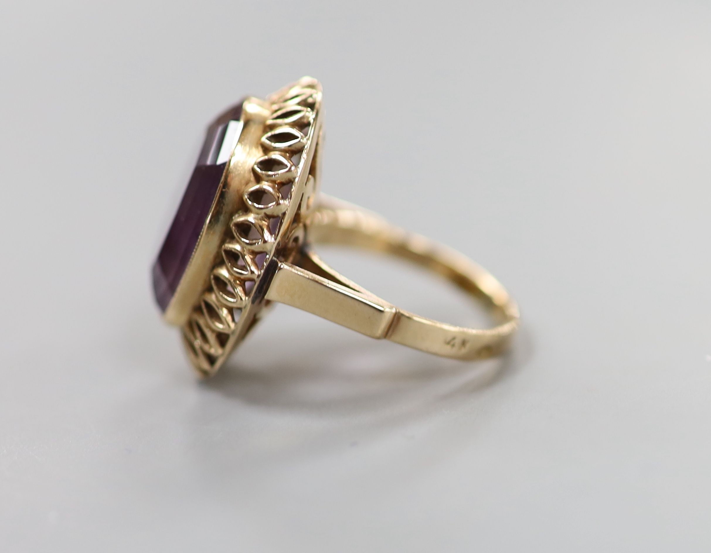 A continental 14k yellow metal and oval cut amethyst set dress ring, size M, gross weight 8.5 grams.